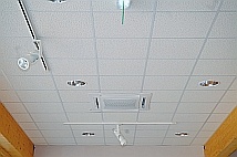 Bezrámový stropní kazetový panel instalovaný